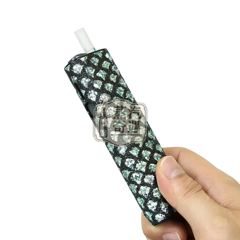 IQOS ILUMA ONE 水晶魚鱗紋保護套綠色款手持特寫
