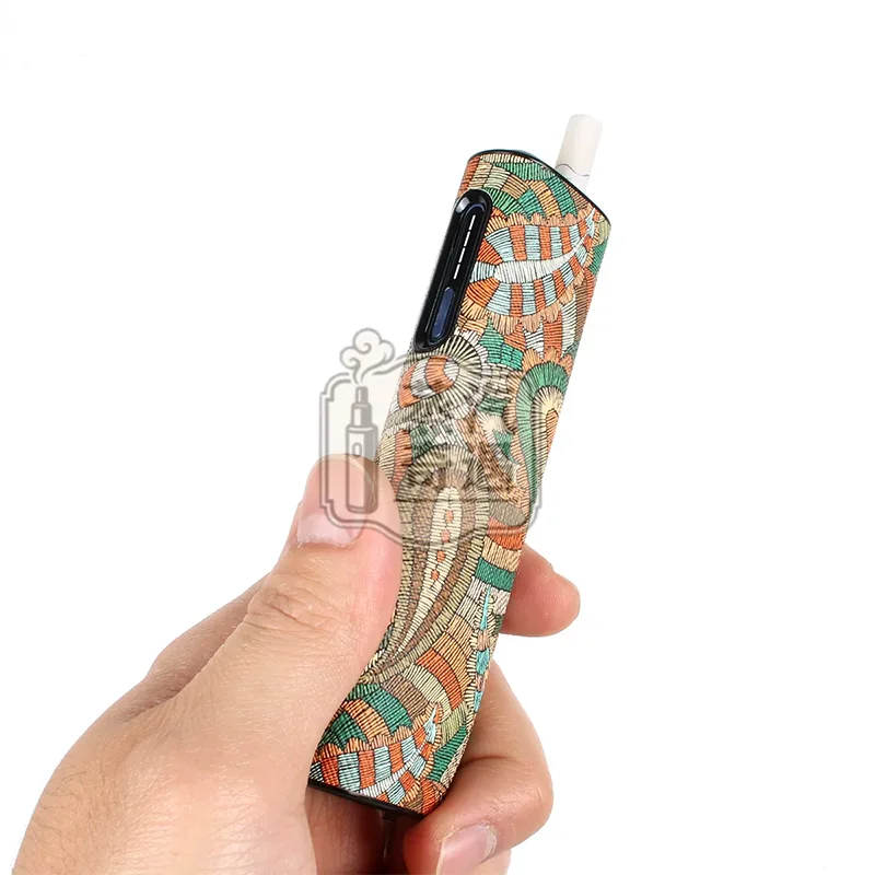 IQOS ILUMA i ONE腰果花紋保護套 黃色款手持使用效果特寫
